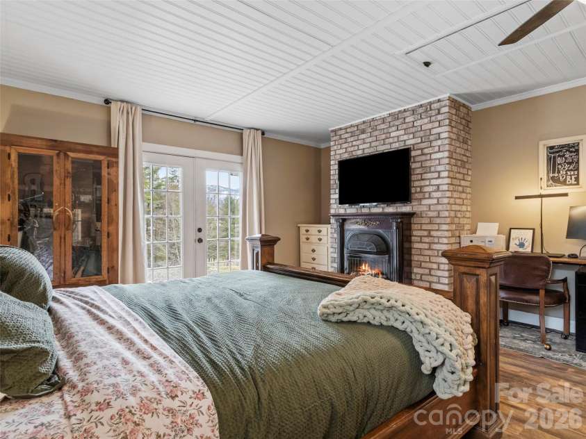101 Hunters Ridge Road, Burnsville, NC 28714.  MLS# CAR4349904, YatesRealty ID 14513. 