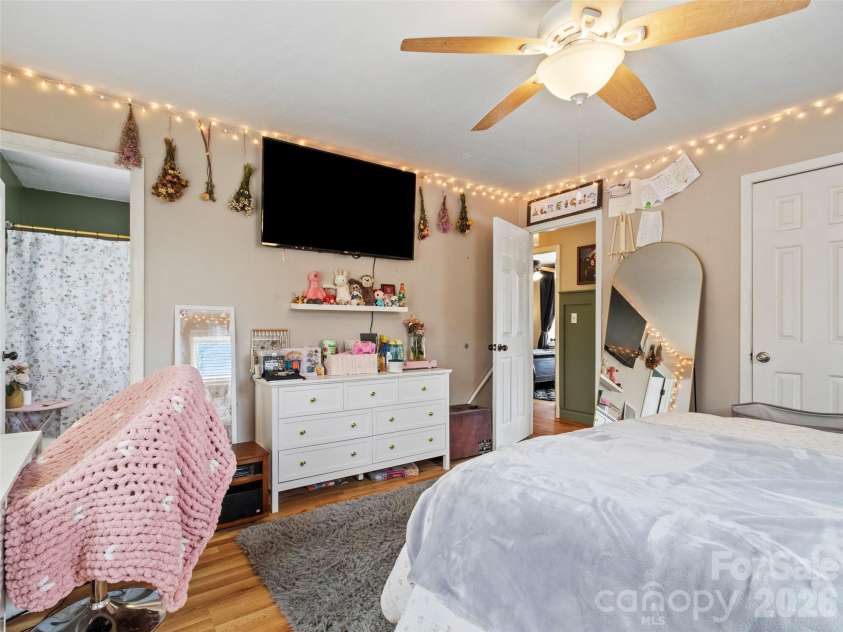 101 Hunters Ridge Road, Burnsville, NC 28714.  MLS# CAR4349904, YatesRealty ID 14513. 