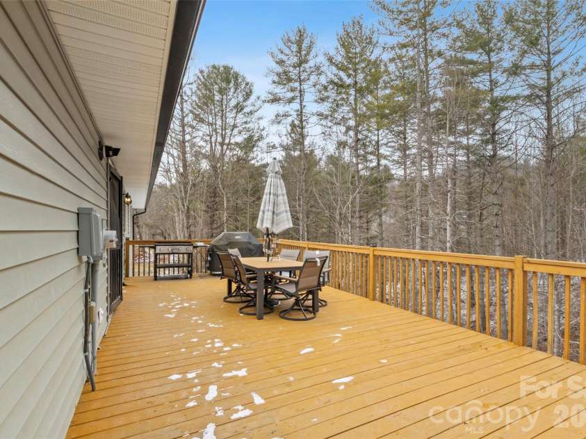 101 Hunters Ridge Road, Burnsville, NC 28714.  MLS# CAR4349904, YatesRealty ID 14513. 