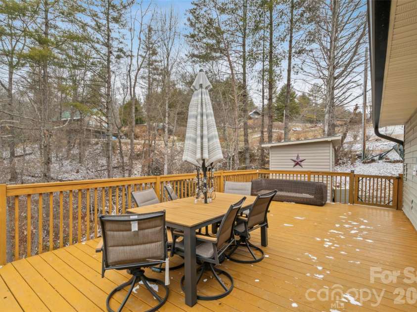 101 Hunters Ridge Road, Burnsville, NC 28714.  MLS# CAR4349904, YatesRealty ID 14513. 