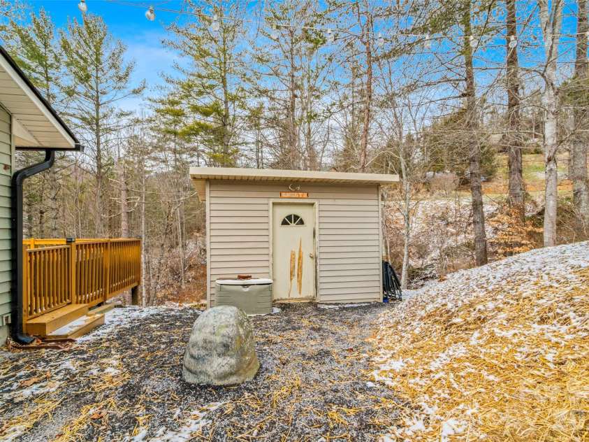 101 Hunters Ridge Road, Burnsville, NC 28714.  MLS# CAR4349904, YatesRealty ID 14513. 