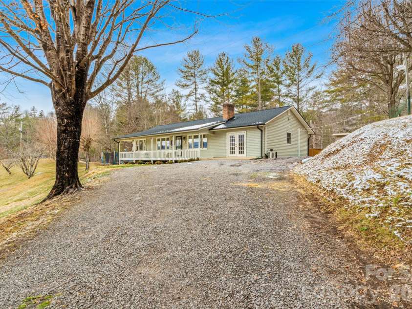 101 Hunters Ridge Road, Burnsville, NC 28714.  MLS# CAR4349904, YatesRealty ID 14513. 