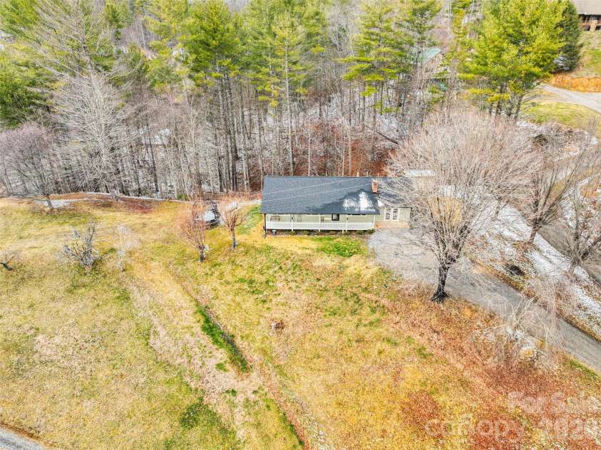 101 Hunters Ridge Road, Burnsville, NC 28714.  MLS# CAR4349904, YatesRealty ID 14513. 