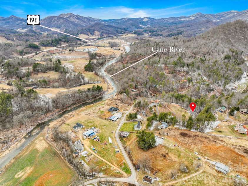 101 Hunters Ridge Road, Burnsville, NC 28714.  MLS# CAR4349904, YatesRealty ID 14513. 