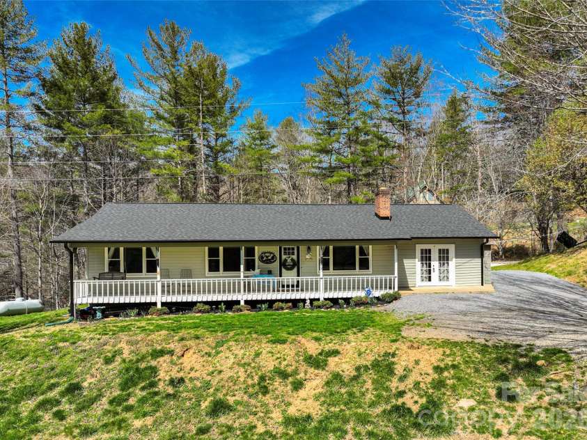 101 Hunters Ridge Road, Burnsville, NC 28714.  MLS# CAR4349904, YatesRealty ID 14513. 