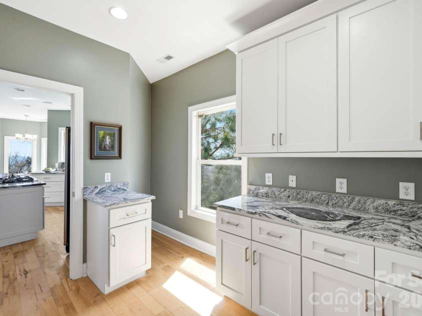 301 Forge Crest Drive, Mills River, NC 28759.  MLS# CAR4369584, YatesRealty ID 14515. Butlers pantry