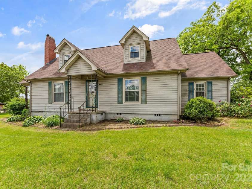 465 South Main Street, Granite Falls, NC 28630.  MLS# CAR4259409, YatesRealty ID 14515. 