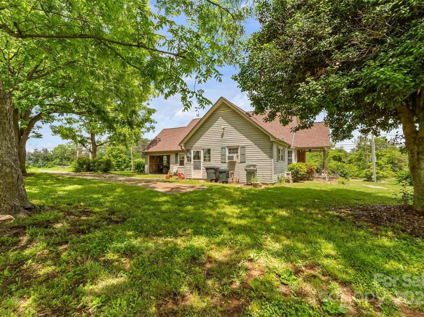 465 South Main Street, Granite Falls, NC 28630.  MLS# CAR4259409, YatesRealty ID 14515. 