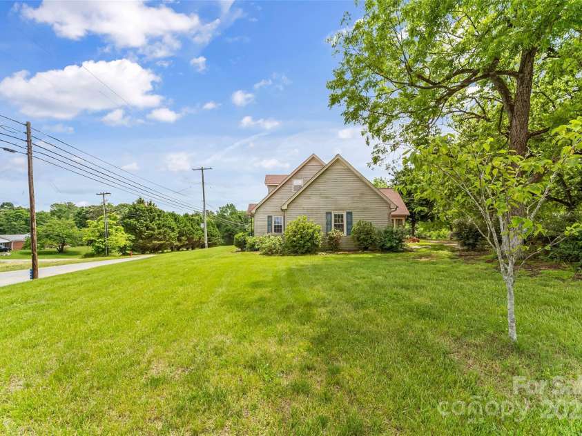 465 South Main Street, Granite Falls, NC 28630.  MLS# CAR4259409, YatesRealty ID 14515. 