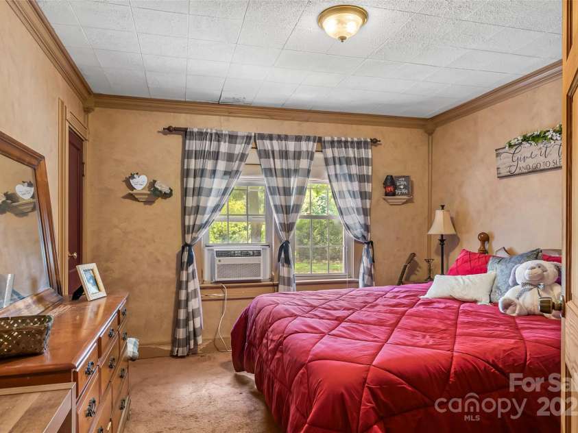 465 South Main Street, Granite Falls, NC 28630.  MLS# CAR4259409, YatesRealty ID 14515. 