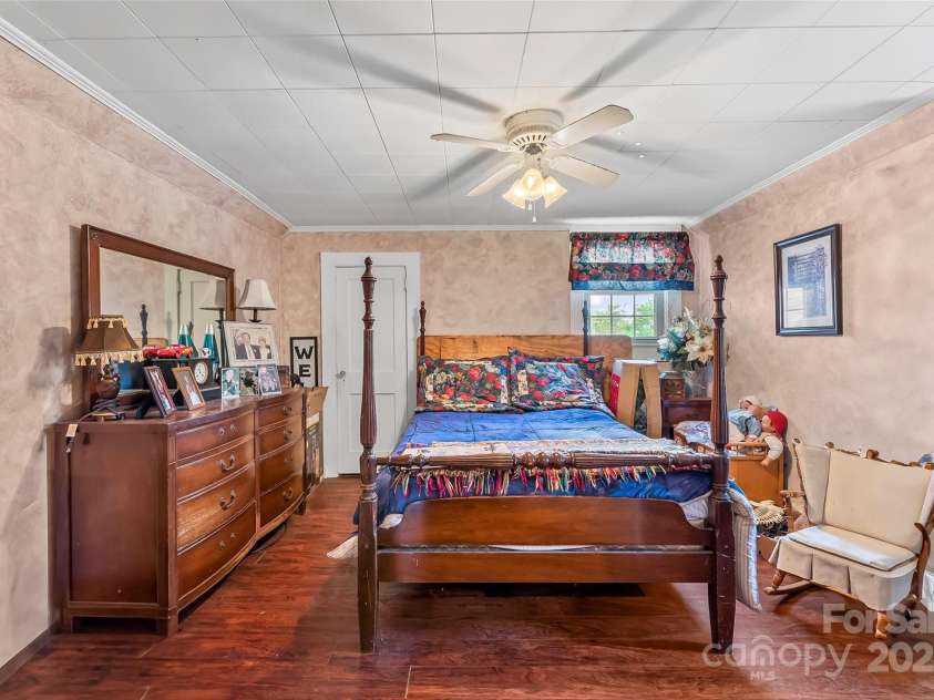 465 South Main Street, Granite Falls, NC 28630.  MLS# CAR4259409, YatesRealty ID 14515. 