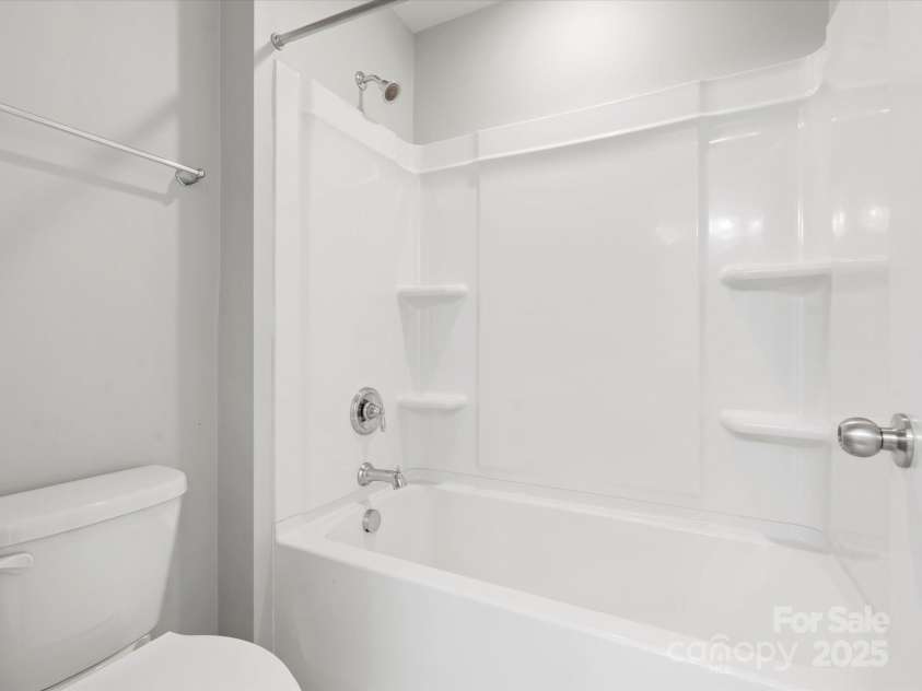 110 Lantern Acres Drive, Mooresville, NC 28115.  MLS# CAR4242068, YatesRealty ID 14516. (Jack/Jill) shower/tub