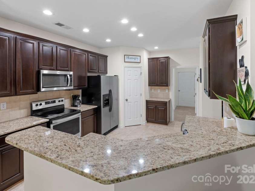 286 Mallard Head Drive, Rock Hill, SC 29732.  MLS# CAR4259930, YatesRealty ID 14520. Granite Countertops