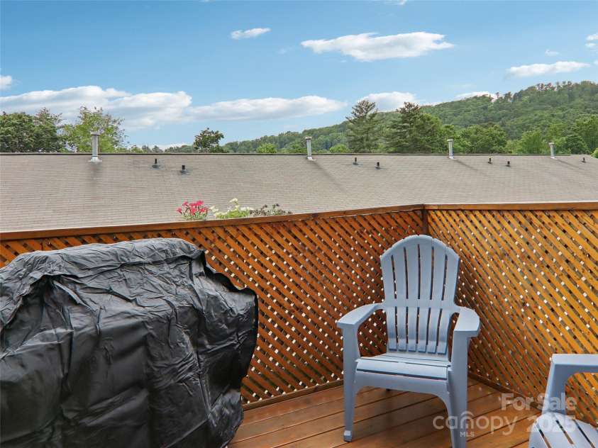 198 Alpine Ridge Drive, Asheville, NC 28806.  MLS# CAR4259639, YatesRealty ID 14522. 