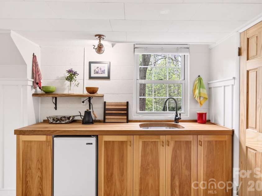 50 Rainbow Ridge Road, Swannanoa, NC 28778.  MLS# CAR4368868, YatesRealty ID 14522. Charming Kitchenette