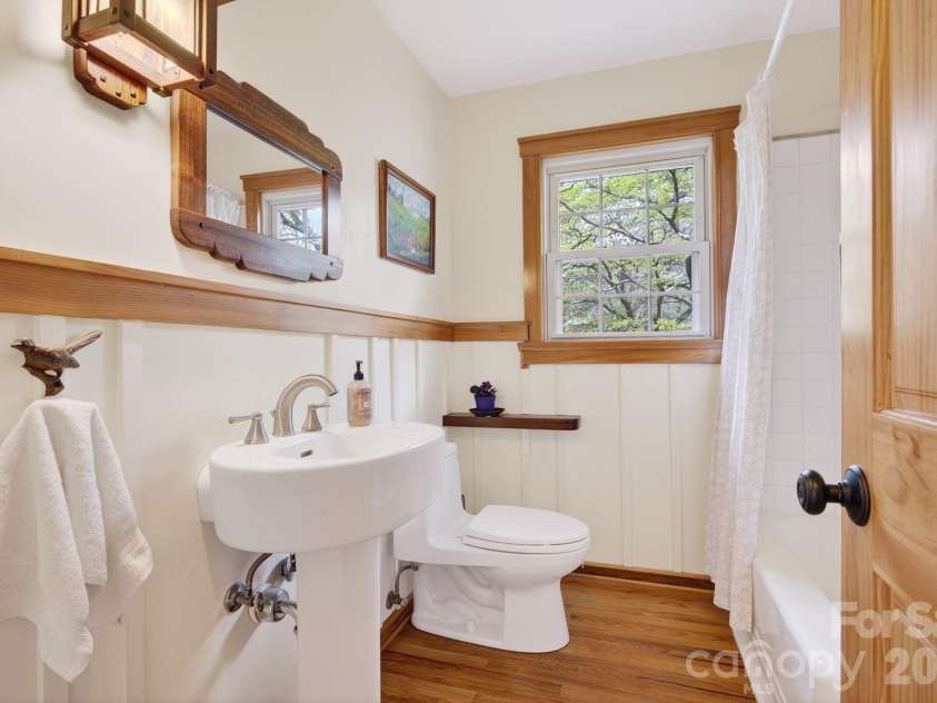 50 Rainbow Ridge Road, Swannanoa, NC 28778.  MLS# CAR4368868, YatesRealty ID 14522. Custom Hall Bath