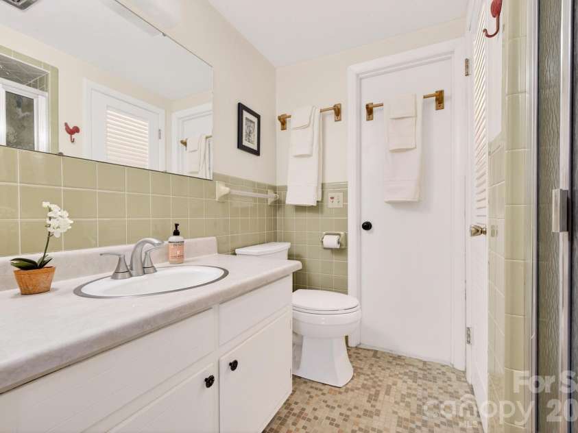 50 Rainbow Ridge Road, Swannanoa, NC 28778.  MLS# CAR4368868, YatesRealty ID 14522. Full Bath in Basement