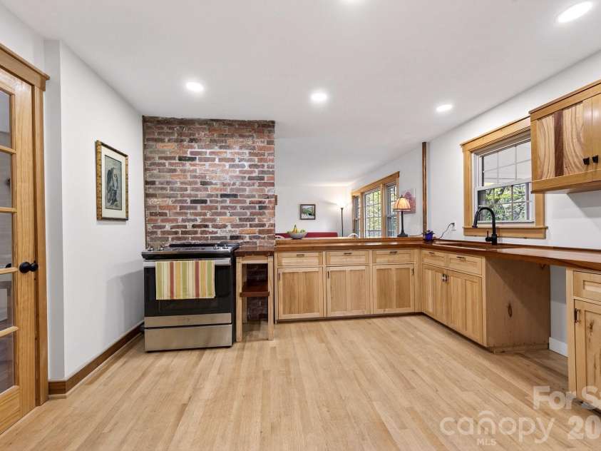 50 Rainbow Ridge Road, Swannanoa, NC 28778.  MLS# CAR4368868, YatesRealty ID 14522. Plenty of Counterspace 