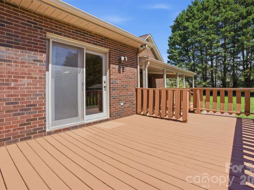 112 Mobeal Lane, Statesville, NC 28625.  MLS# CAR4367156, YatesRealty ID 14524. 