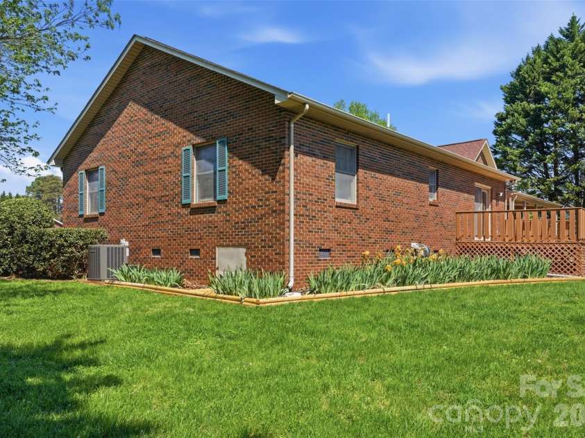112 Mobeal Lane, Statesville, NC 28625.  MLS# CAR4367156, YatesRealty ID 14524. 