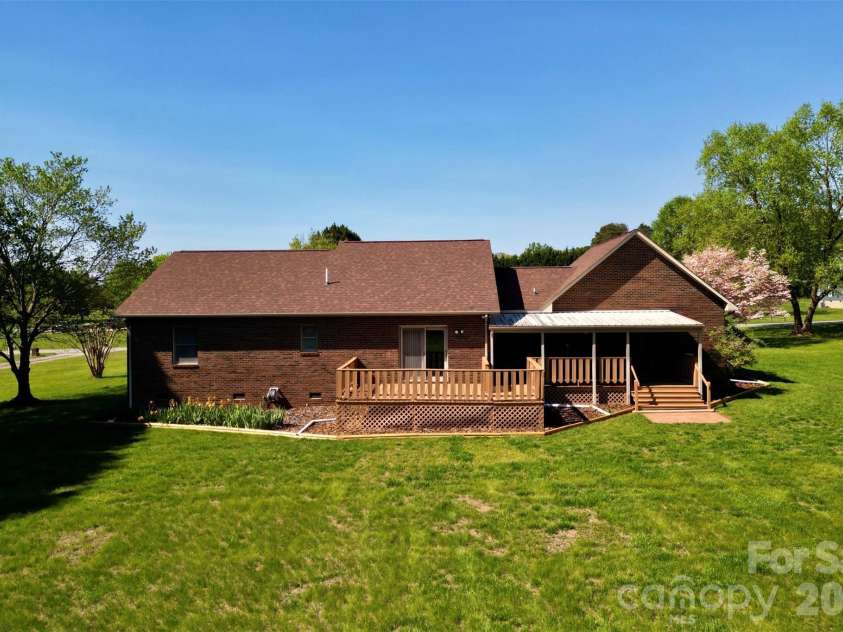 112 Mobeal Lane, Statesville, NC 28625.  MLS# CAR4367156, YatesRealty ID 14524. 