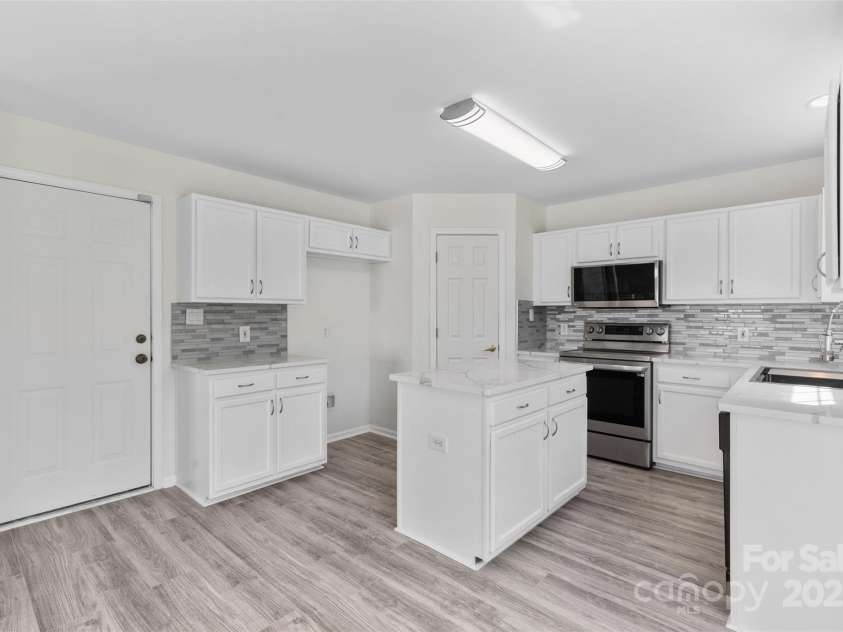 7212 Ravanna Drive, Charlotte, NC 28213.  MLS# CAR4260060, YatesRealty ID 14524. 