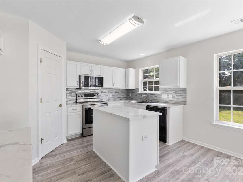 7212 Ravanna Drive, Charlotte, NC 28213.  MLS# CAR4260060, YatesRealty ID 14524. 