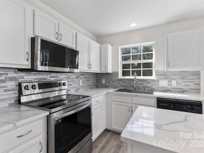 7212 Ravanna Drive, Charlotte, NC 28213.  MLS# CAR4260060, YatesRealty ID 14524. 