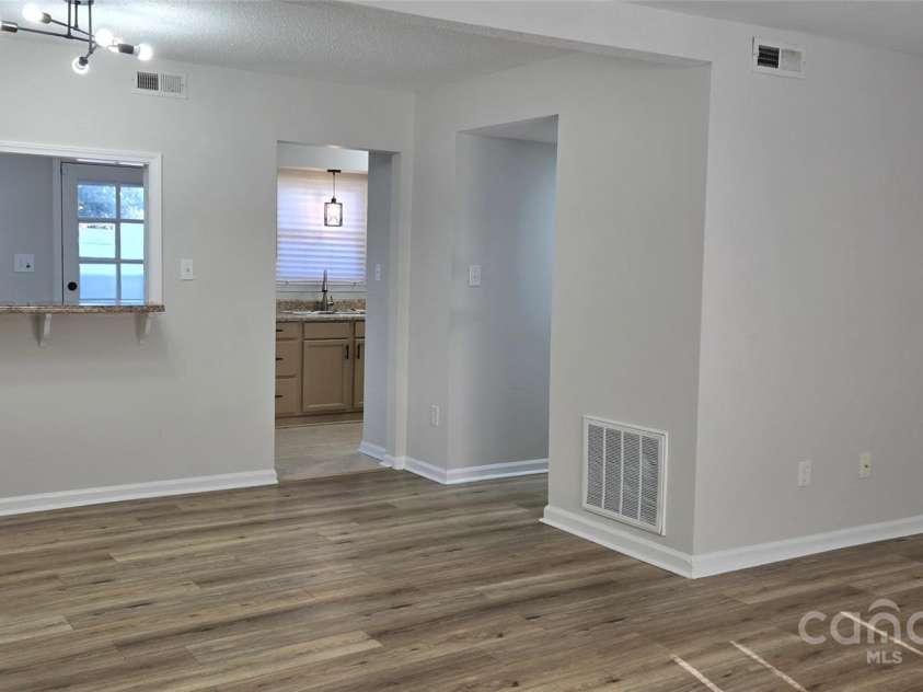 11011 Park Road, Charlotte, NC 28226.  MLS# CAR4326504, YatesRealty ID 14525. Dining/lvgrm