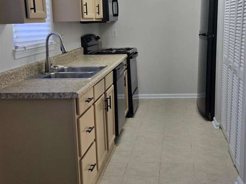 11011 Park Road, Charlotte, NC 28226.  MLS# CAR4326504, YatesRealty ID 14525. Kitchen