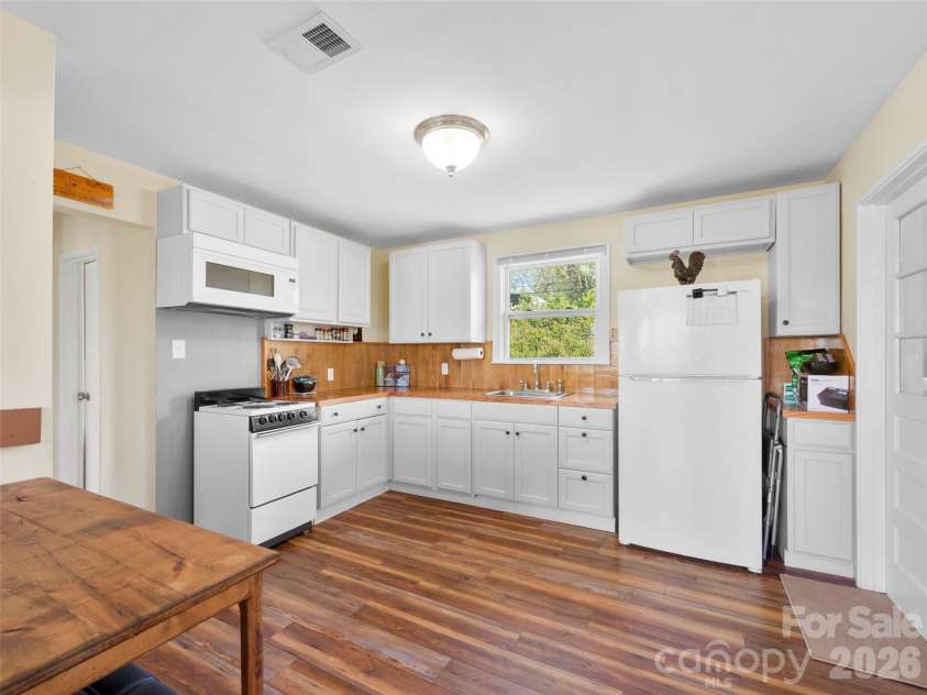 209 Wilmont Drive, Hendersonville, NC 28792.  MLS# CAR4372198, YatesRealty ID 14528. Kitchen