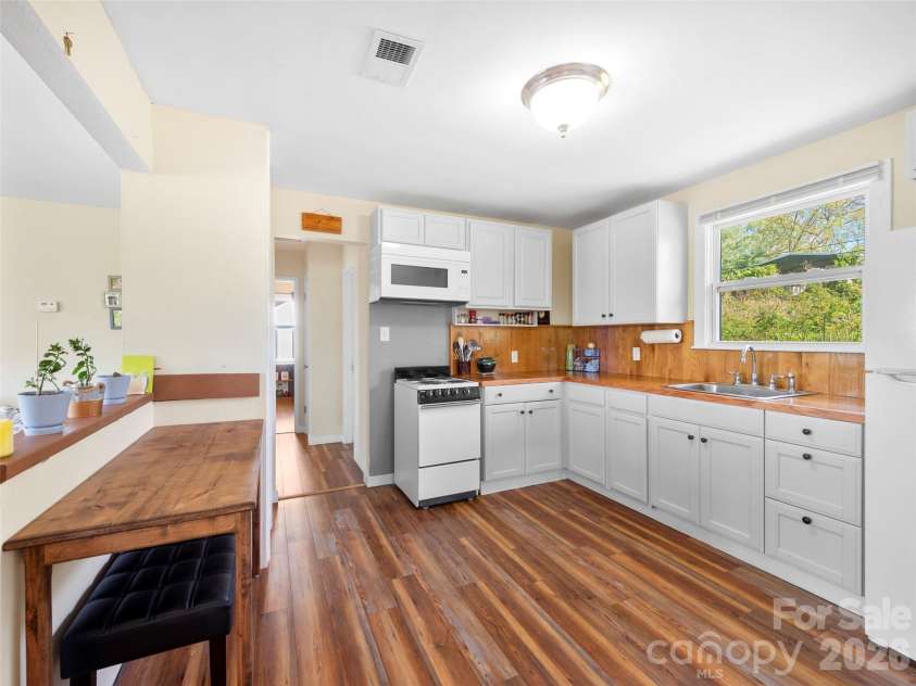 209 Wilmont Drive, Hendersonville, NC 28792.  MLS# CAR4372198, YatesRealty ID 14528. Kitchen