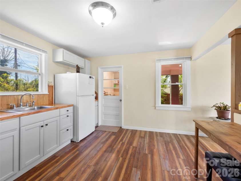 209 Wilmont Drive, Hendersonville, NC 28792.  MLS# CAR4372198, YatesRealty ID 14528. Kitchen