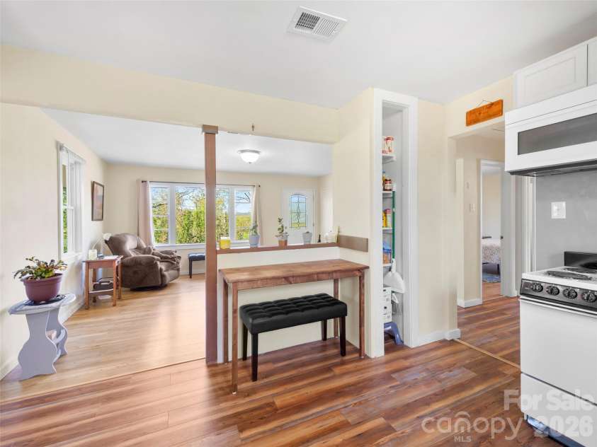 209 Wilmont Drive, Hendersonville, NC 28792.  MLS# CAR4372198, YatesRealty ID 14528. Kitchen