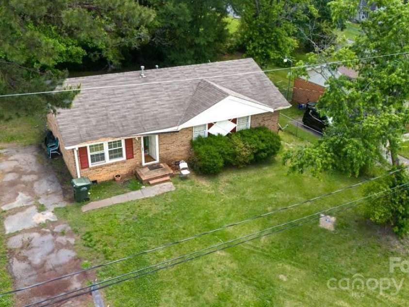 2324 Knight Drive, Gastonia, NC 28052.  MLS# CAR4258051, YatesRealty ID 14528. 
