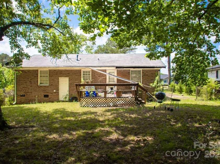 2324 Knight Drive, Gastonia, NC 28052.  MLS# CAR4258051, YatesRealty ID 14528. 
