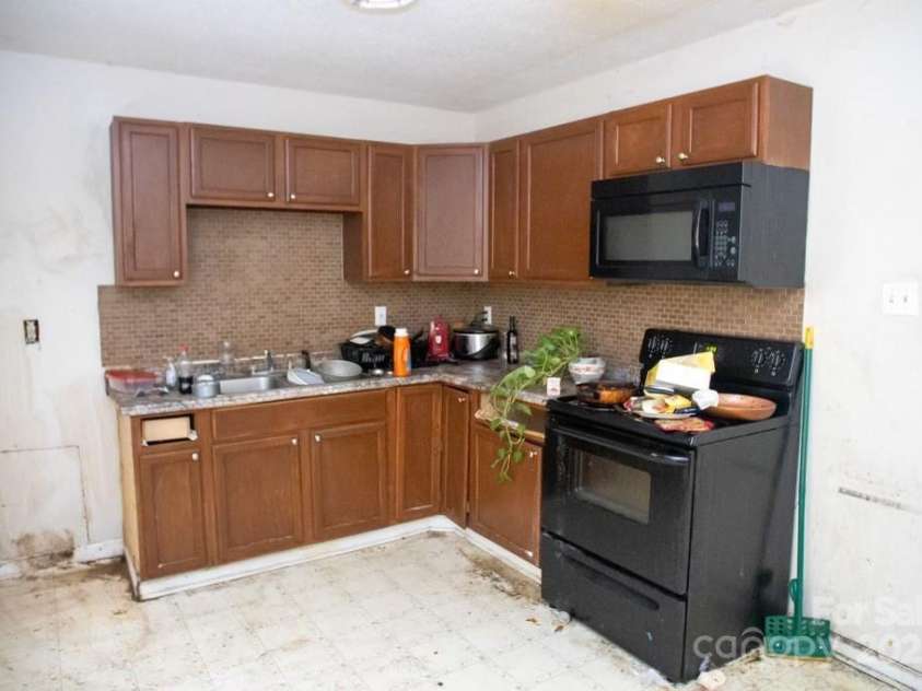 2324 Knight Drive, Gastonia, NC 28052.  MLS# CAR4258051, YatesRealty ID 14528. 