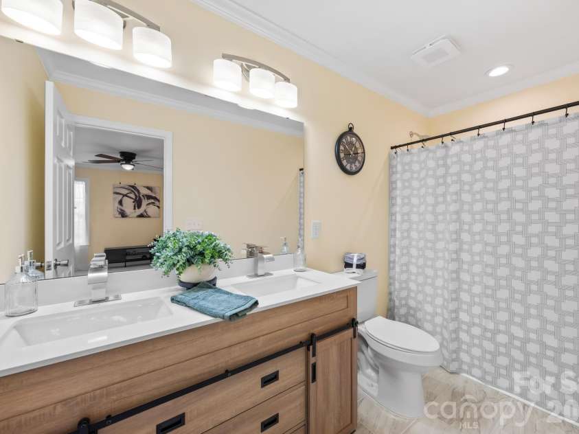 2630 Polo Lane, Maiden, NC 28650.  MLS# CAR4372317, YatesRealty ID 14529. Well appointed secondary bath