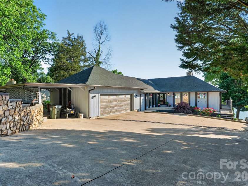 8611 Island Point Road, Charlotte, NC 28278.  MLS# CAR4371637, YatesRealty ID 14530. 