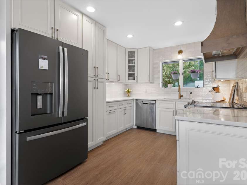 8611 Island Point Road, Charlotte, NC 28278.  MLS# CAR4371637, YatesRealty ID 14530. 