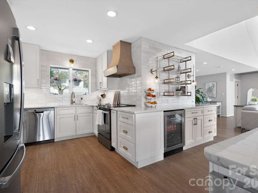 8611 Island Point Road, Charlotte, NC 28278.  MLS# CAR4371637, YatesRealty ID 14530. 
