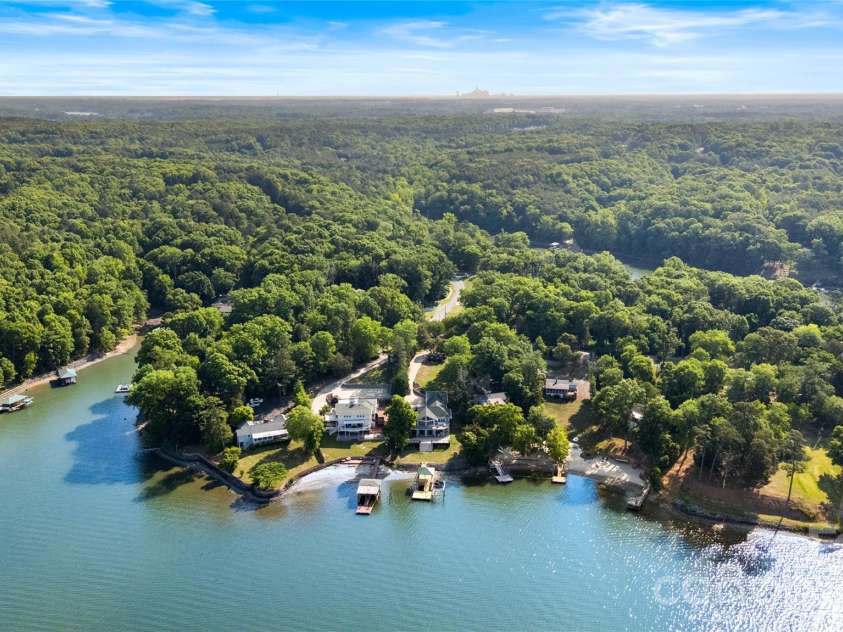 8611 Island Point Road, Charlotte, NC 28278.  MLS# CAR4371637, YatesRealty ID 14530. 