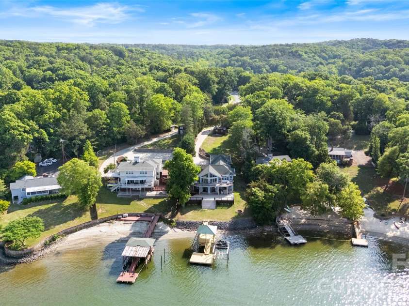 8611 Island Point Road, Charlotte, NC 28278.  MLS# CAR4371637, YatesRealty ID 14530. 