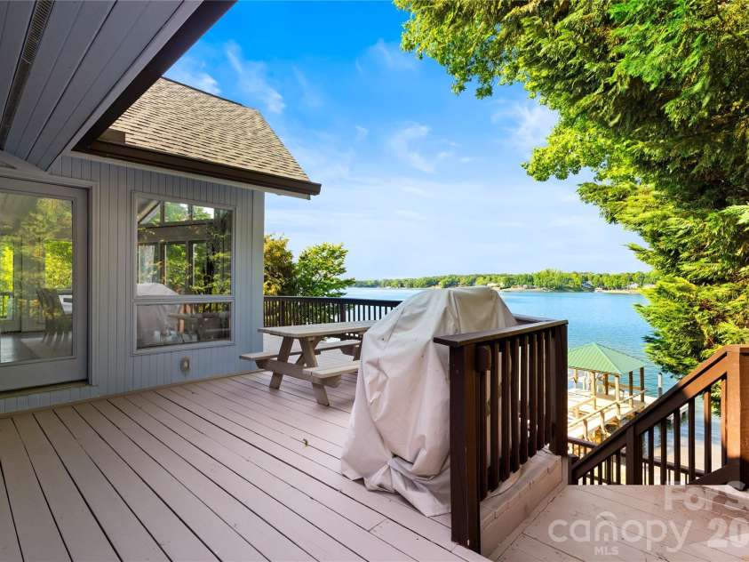 8611 Island Point Road, Charlotte, NC 28278.  MLS# CAR4371637, YatesRealty ID 14530. 