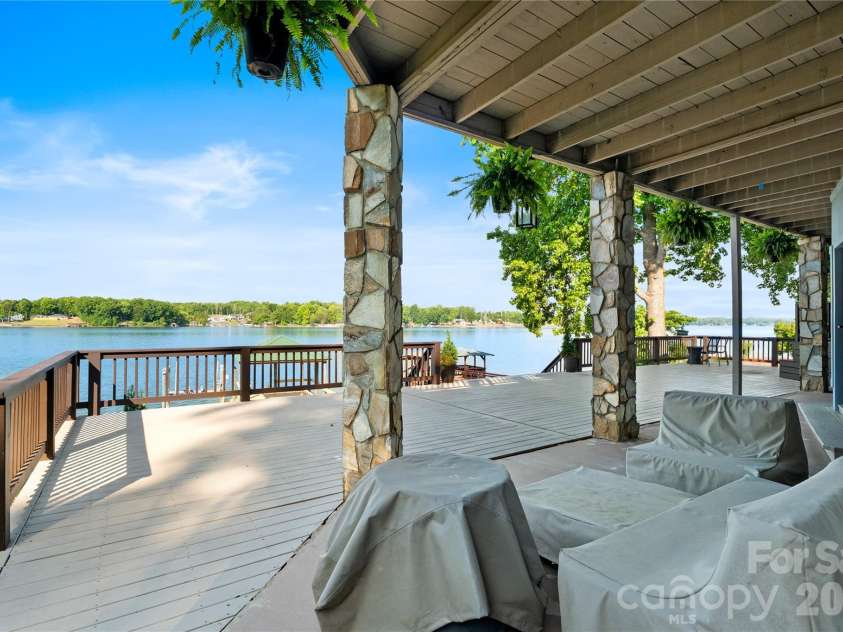 8611 Island Point Road, Charlotte, NC 28278.  MLS# CAR4371637, YatesRealty ID 14530. 