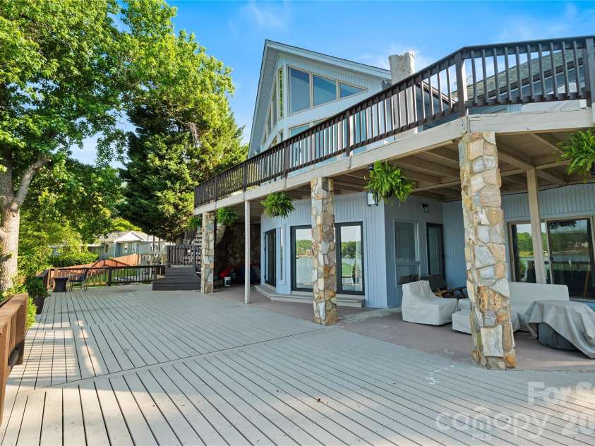 8611 Island Point Road, Charlotte, NC 28278.  MLS# CAR4371637, YatesRealty ID 14530. 