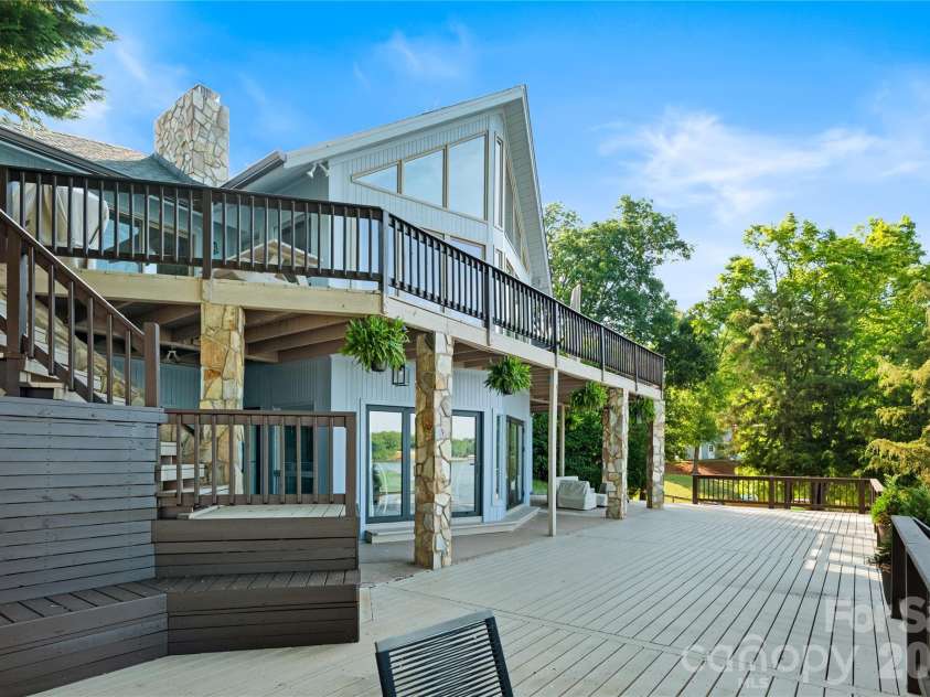 8611 Island Point Road, Charlotte, NC 28278.  MLS# CAR4371637, YatesRealty ID 14530. 