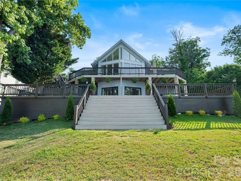 8611 Island Point Road, Charlotte, NC 28278.  MLS# CAR4371637, YatesRealty ID 14530. 