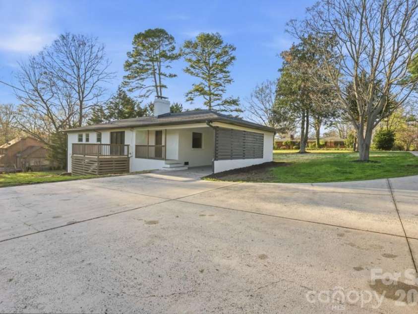415 Kimmswick Road, Charlotte, NC 28214.  MLS# CAR4358484, YatesRealty ID 14532. 
