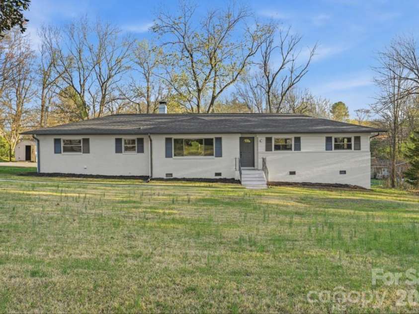 415 Kimmswick Road, Charlotte, NC 28214.  MLS# CAR4358484, YatesRealty ID 14532. Front of house